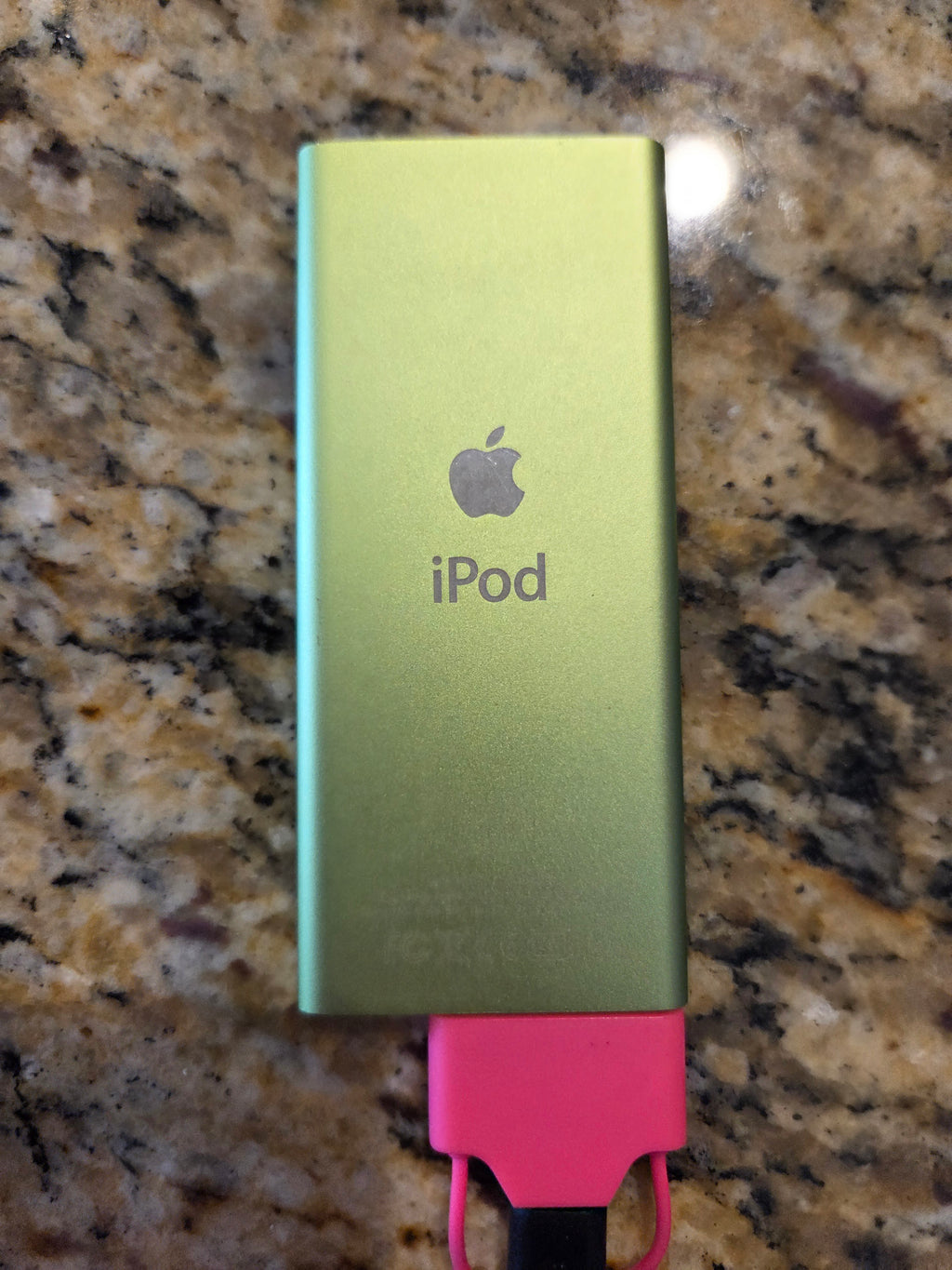 iPod Nano (2006) * 4 GB ** Does not hold a charge ** - LIME GREEN