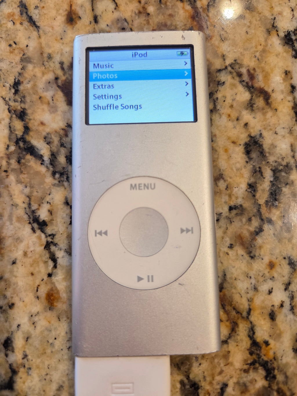 iPod Nano (2006) * 2GB ** Does not hold a charge ** -SILVER