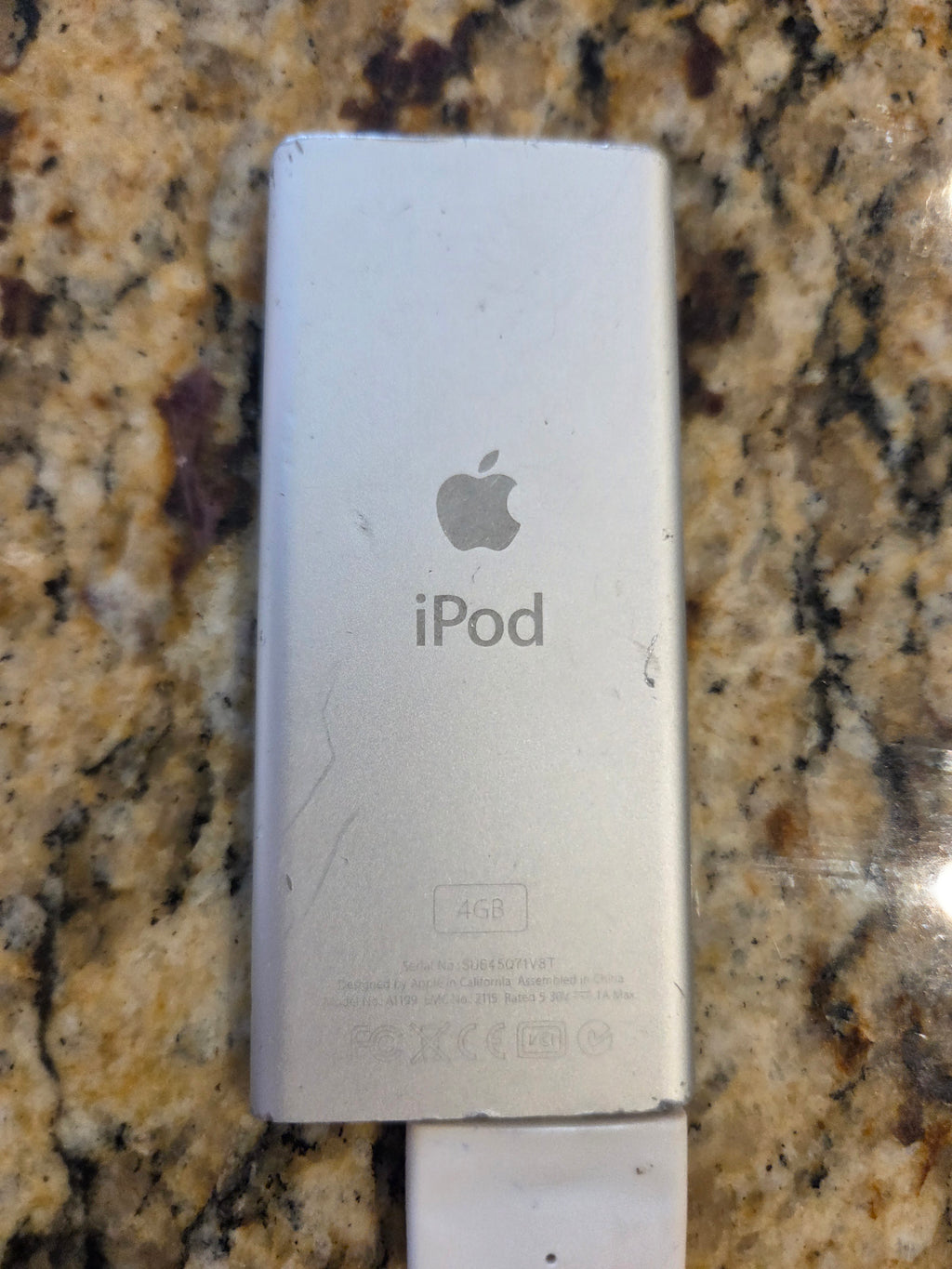 iPod Nano (2006) * 4GB - Top Piece Missing ** Does not hold a charge ** - SILVER