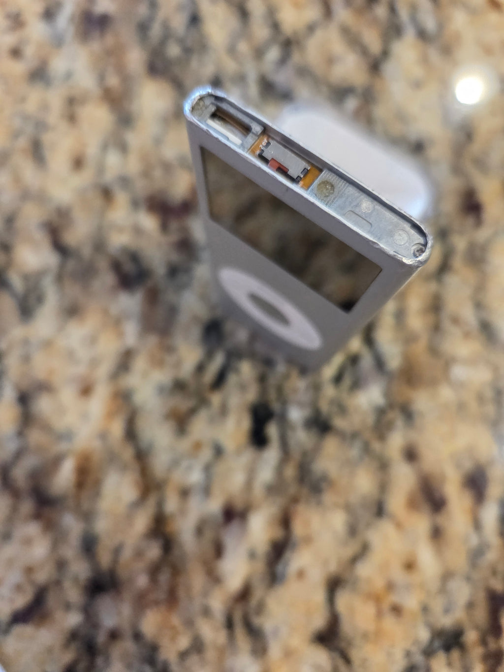 iPod Nano (2006) * 4GB - Top Piece Missing ** Does not hold a charge ** - SILVER