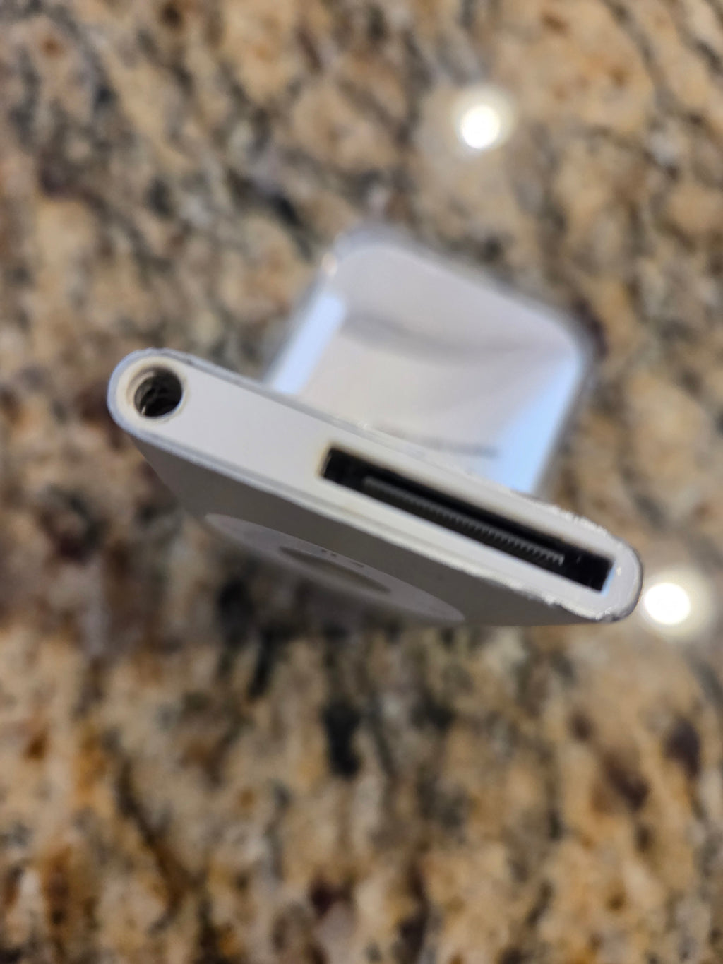iPod Nano (2006) * 4GB - Top Piece Missing ** Does not hold a charge ** - SILVER