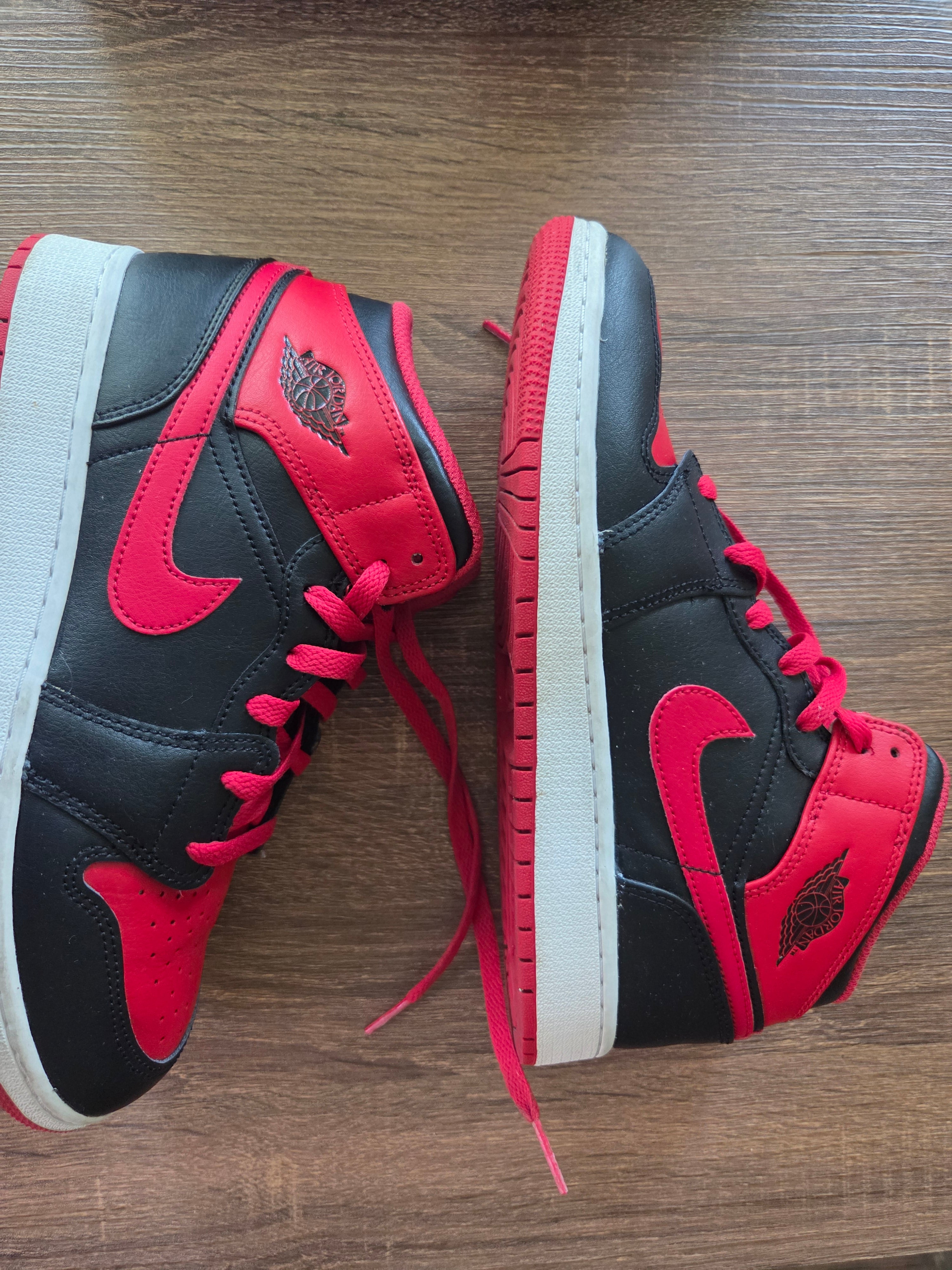 Black and Red - AIR JORDAN - Size 6.5 KIDS*
